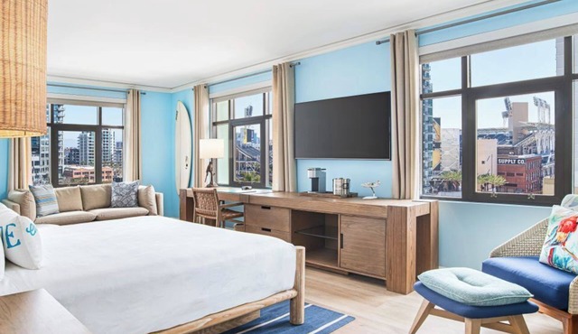 Spacious Beach-Themed Room w/Rooftop Bar & Pool