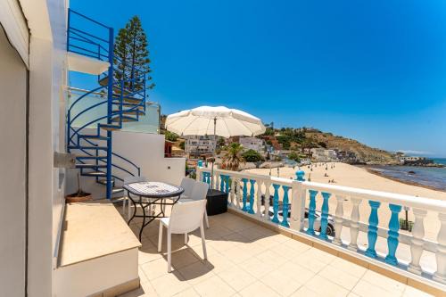 Spacious Beach Villa at Playa Blanca with Direct Beach Access, Garden, AC and Free Private Parking