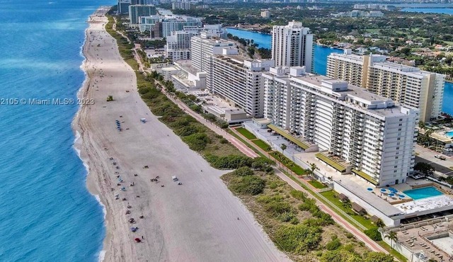 Spacious Beachfront Retreat, Family Friendly, Free parking/Free Public Trolley