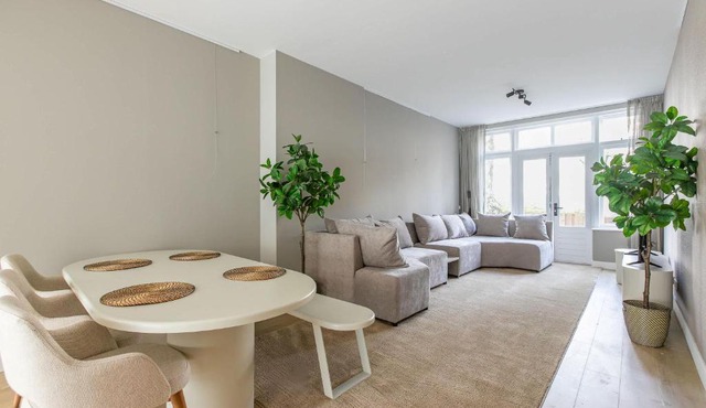 Spacious Blijdorp Home with3 Double Beds