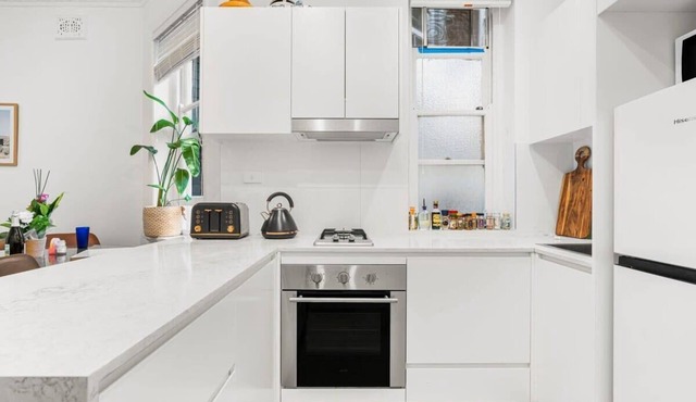 Spacious Boutique Apartment in Beautiful Art Deco Block