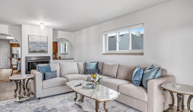 Spacious & Bright 3BR + 3BTH near UBC (direct road!) & Downtown