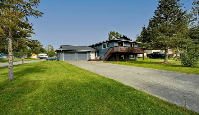 Spacious, bright 5-bedroom in Anchorage with hot tub & great outdoor space!