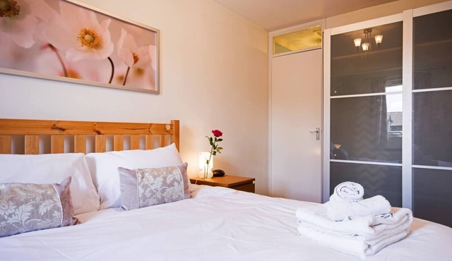 Spacious, bright, central apartment for up to 4
