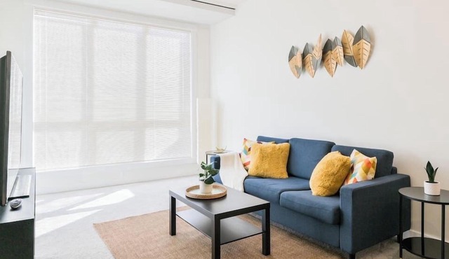 Spacious & Bright Condo 10 Min from DT