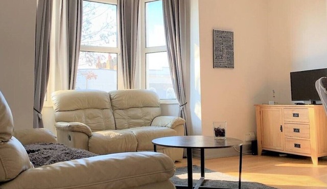 Spacious Bright Modern 2 Bedroom Split Level Flat