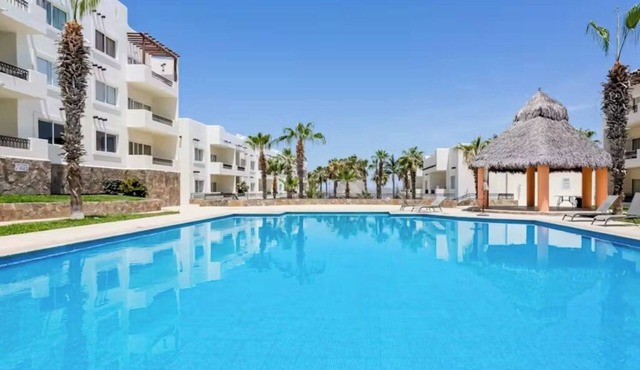 Spacious bright 2-bedroom apartment with pools and gym, beautiful Cabo San Lucas