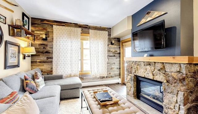 Spacious & Bright Condo W/Shared Pool, Easy Ski Access & Free WiFi