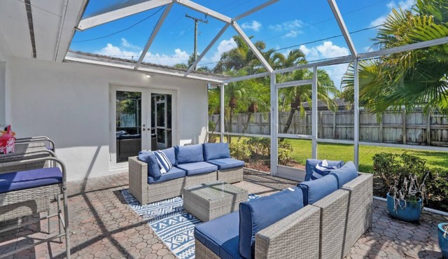 Spacious & Bright Sunny Home, Mins from the Beach!