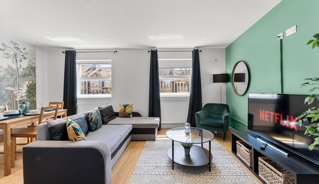 Spacious Bristol Apartment - Parking & WIFI