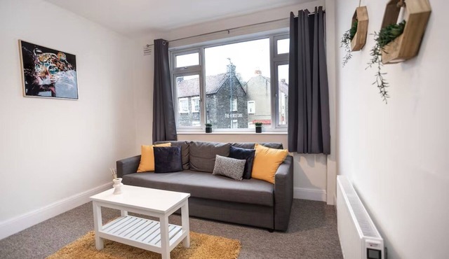 Spacious Bristol Flat, 3 Bedrooms, Sleeps upto10-Ideal for Contractors
