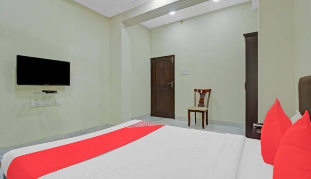 Spacious building with 9 bedrooms and WiFi, AC in welcoming Hyderabad