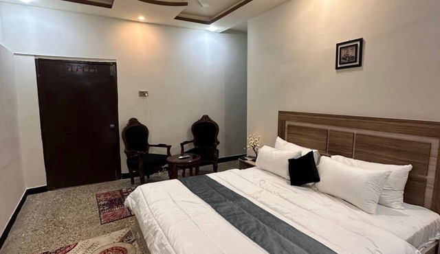 Spacious bungalow with 8 bedrooms and WiFi, AC in gulshan e iqbal Karachi