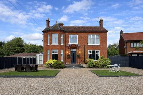 Spacious Buxton house with hot tub and pool table