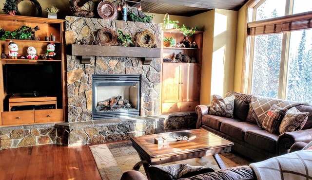 Spacious "Cabin Feel" Townhouse in Happy Valley