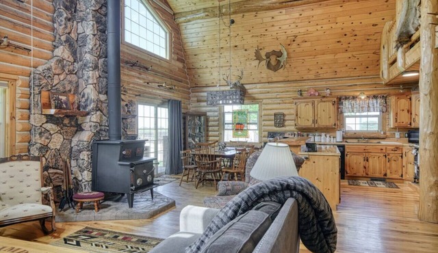 Spacious Cabin Near Snake River Family Getaway