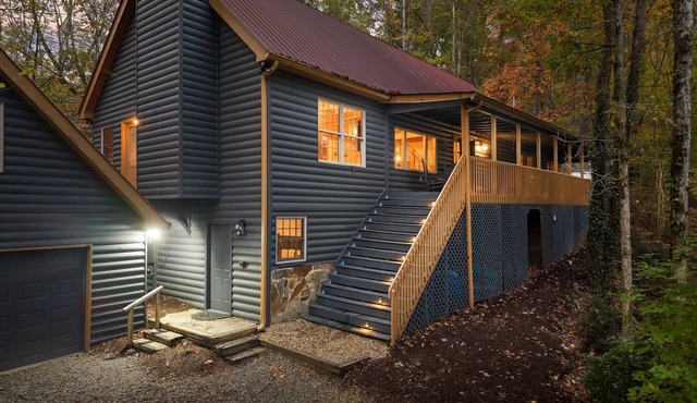 Spacious Cabin RIGHT ON THE RIVER in Dahlonega I Hot Tub Sauna Fire Pit Game Rm