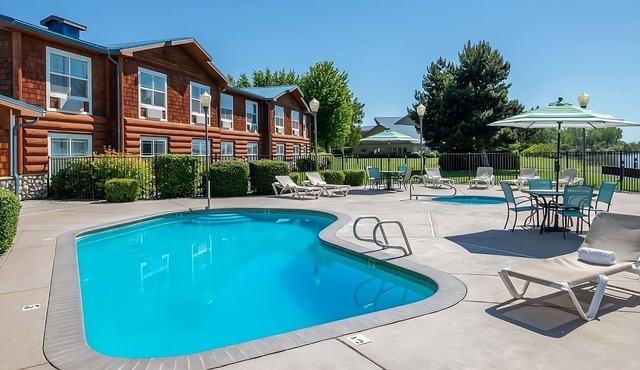 Spacious Cabin w/King & Queen Beds, Fireplace, Kitchen! Free Parking, Pool