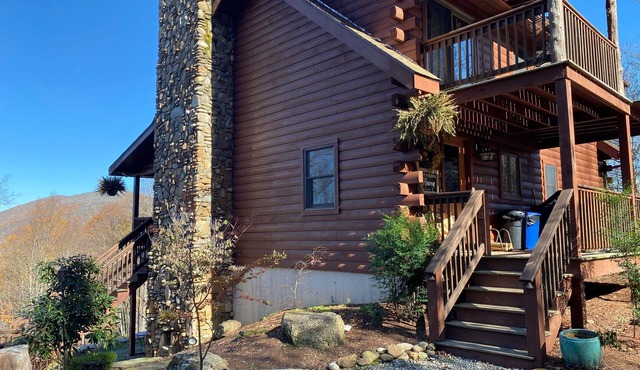 Spacious Cabin with Excellent Views/Hot Tub/Wi-Fi