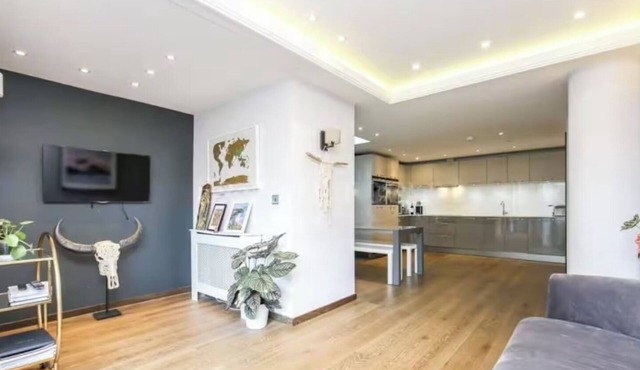 Spacious, Canal-Side, 3bed flat