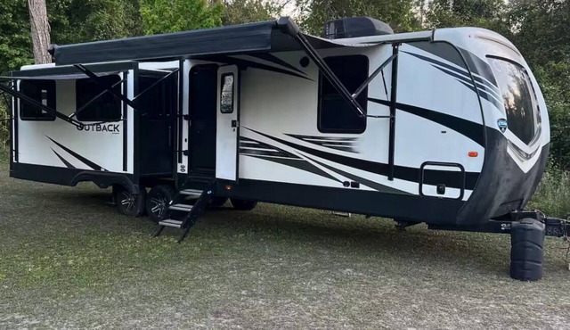 Spacious Caravan/RV 36 feet 2 slide outs king bed on pond immersed in nature.