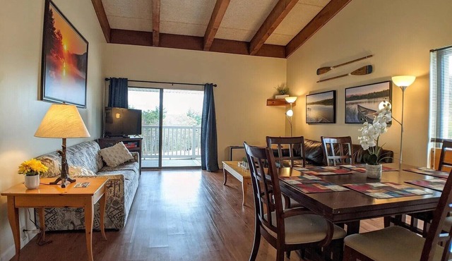 Spacious Cedar Lodge Condo with Private Balcony