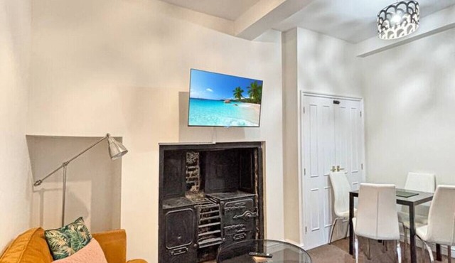 Spacious central ground floor flat sleeps 6 Newark