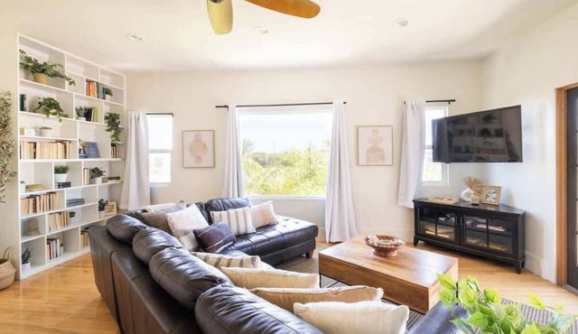 Spacious Central & Chic 5BR w/Luxe Outdoor Living