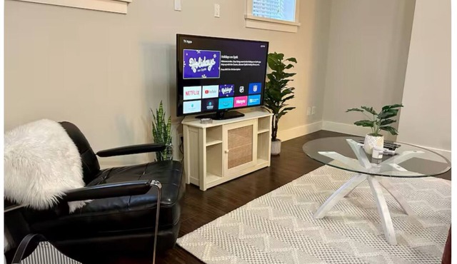 Spacious & Central One Bedroom Apt in Fernwood - 10 min walk to Royal Jubilee!