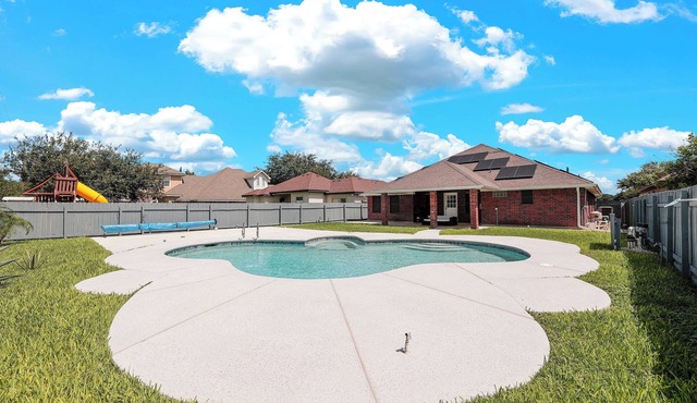Spacious & Central Pool Home By McAuliffe Park
