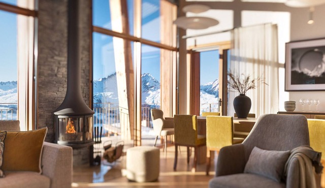 Spacious chalet with spa and private cinema for 14 people
