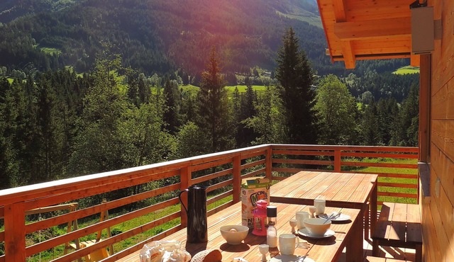 Spacious chalet directly on the ski slope with a private sauna and relaxation area.