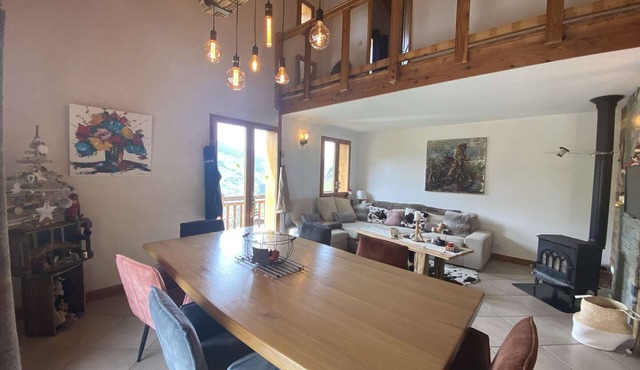 Spacious Chalet for 10 - Family-Friendly, Well-Equipped, 4 Bedrooms, Great Views