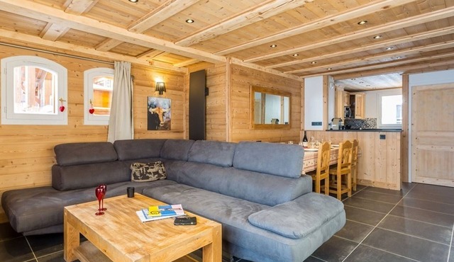 Spacious Chalet in Val Thorens - 12 Guests, Ski-In/Ski-Out, Fireplace, WiFi, Balconies