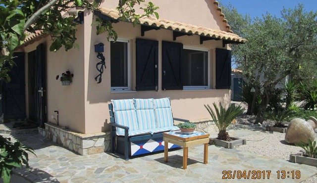 Spacious chalet on a plot of 4000m2 with fruit trees near the beach in Messinia