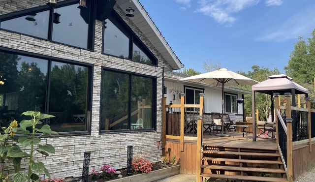Spacious Chalet with hot tub 5 mins from beach -sleeps 14