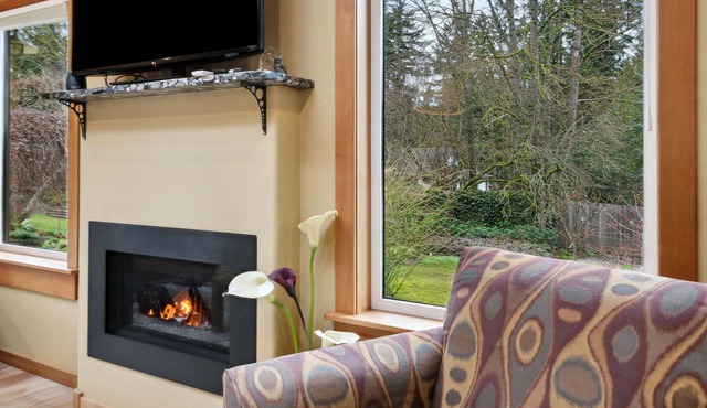 Spacious character suite! Close to local private schools, dining and more!