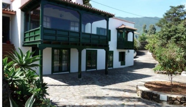 Spacious characterful villa with spectacular views, large heated private pool