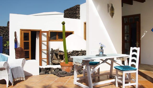 Spacious, charming vacation apartment with private garden in historic FINCA