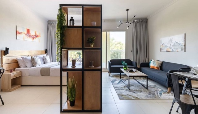 Spacious & Chic Studio Apartment in JVT!