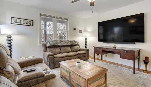 Spacious Chicago Group Home! Walk to Train & Eats