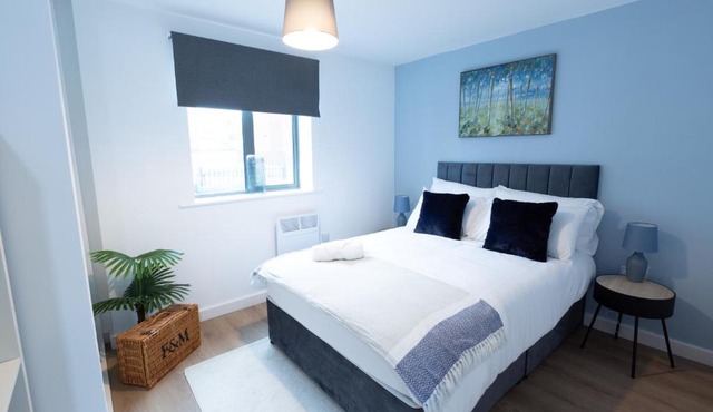 Spacious City Centre Apartment with Balcony