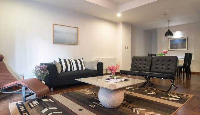 Spacious Classic Retro Style Condo/next to BTS/1 stop from Silom & Siam BTS