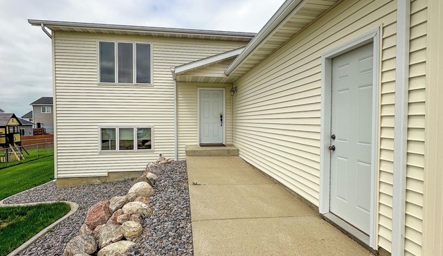 Spacious/Clean 4 Bedroom 2 Bathroom Home away from Home.