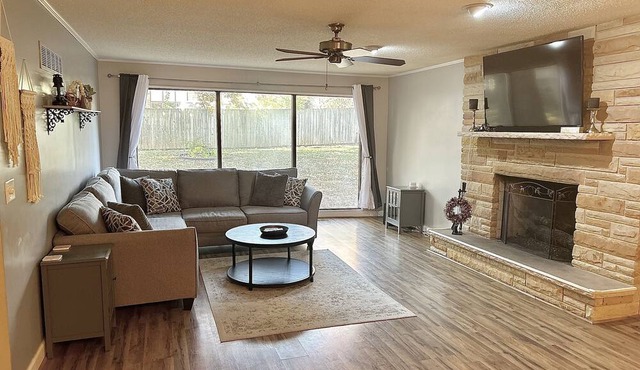 Spacious, Clean and Centrally located home- 5 mins from downtown, shopping/food!