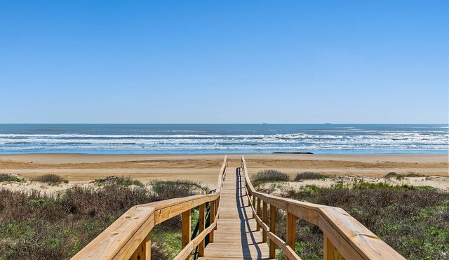 Spacious Coastal Escape + 3 King Ensuites + Bunkroom Ensuite + Beach Gear