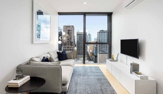 Spacious Collins St Apartment with City View + Gym