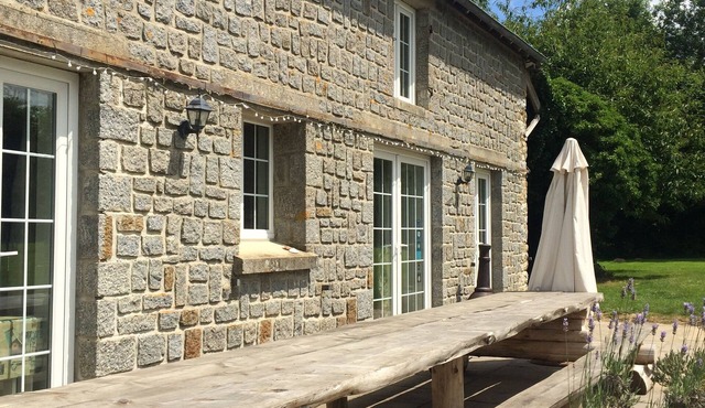 Spacious Comfortable Gite, Linen/Towels Etc Included, 4 Star Rated, 5kms Shops.