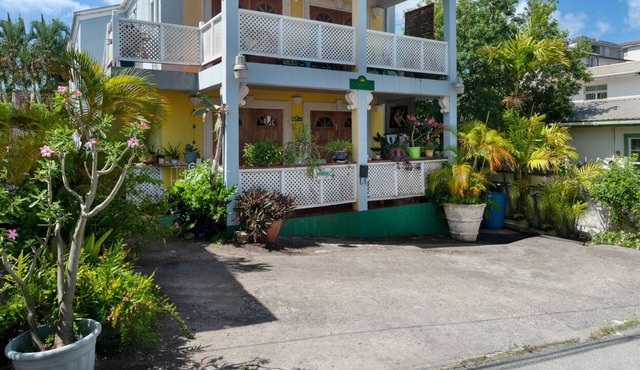 Spacious Comfortable Apartments Steps From The Beach At Paynes Bay. Sunbeams.