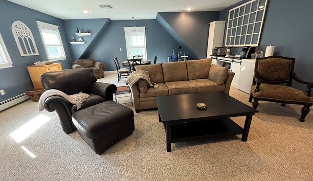 Spacious, Comfortable 1-bedroom sleeps 4 in charming Woburn near Horn Pond